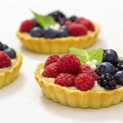 Tartaletas de crema y frutas del bosque