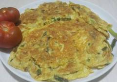 Tortilla de ajos tiernos y espárragos