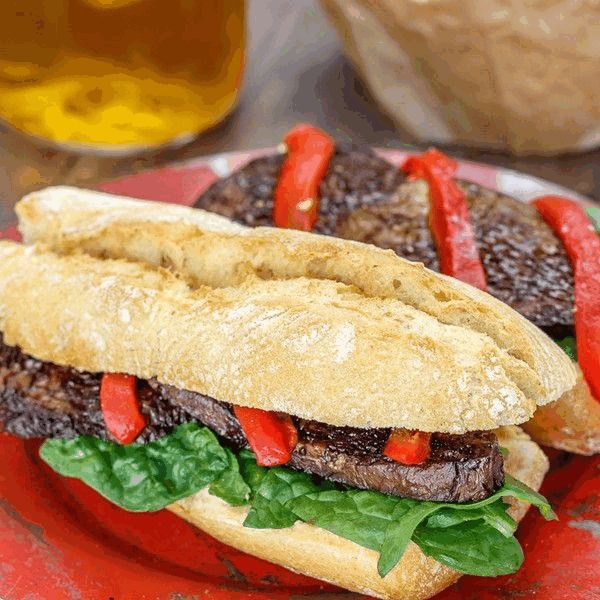 Bocadillo de seitán con hummus y espinacas