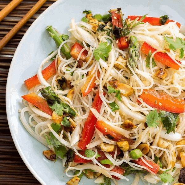 Ensalada oriental con fideos de arroz