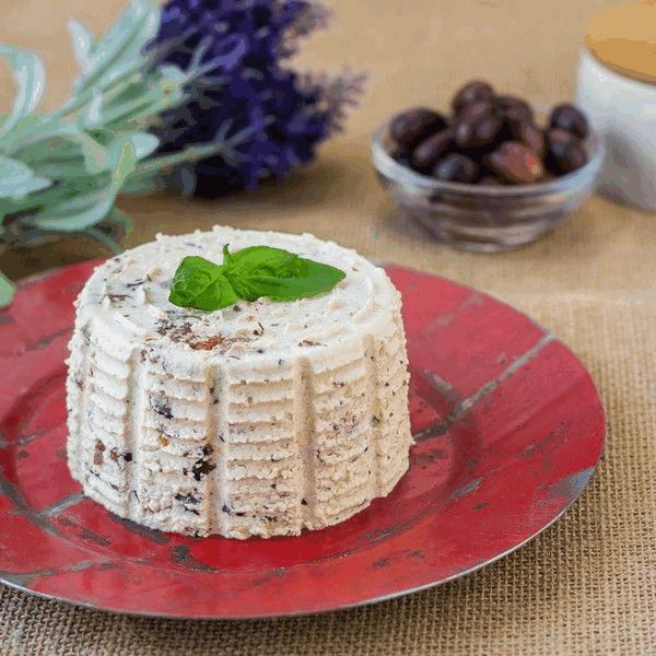 Queso fresco vegano con tomate seco y aceitunas